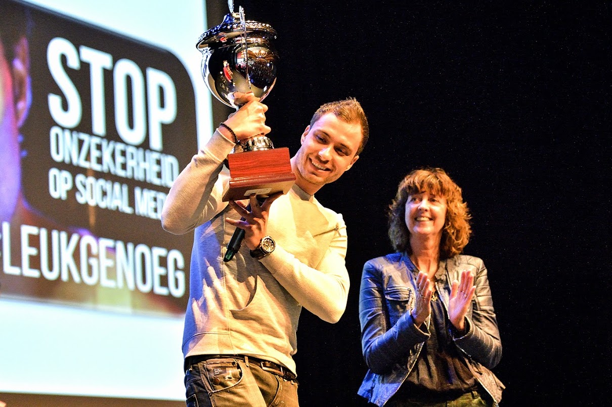 Rutger Vink neemt de Young Positive Media Award in ontvangst